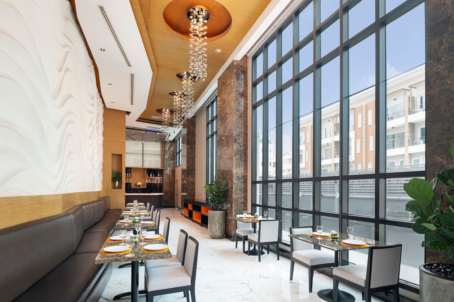 ร้านอาหาร Panorama ใน Lumen Bangkok Srinakarin ให้บริการอาหารไทยและนานาชาติ