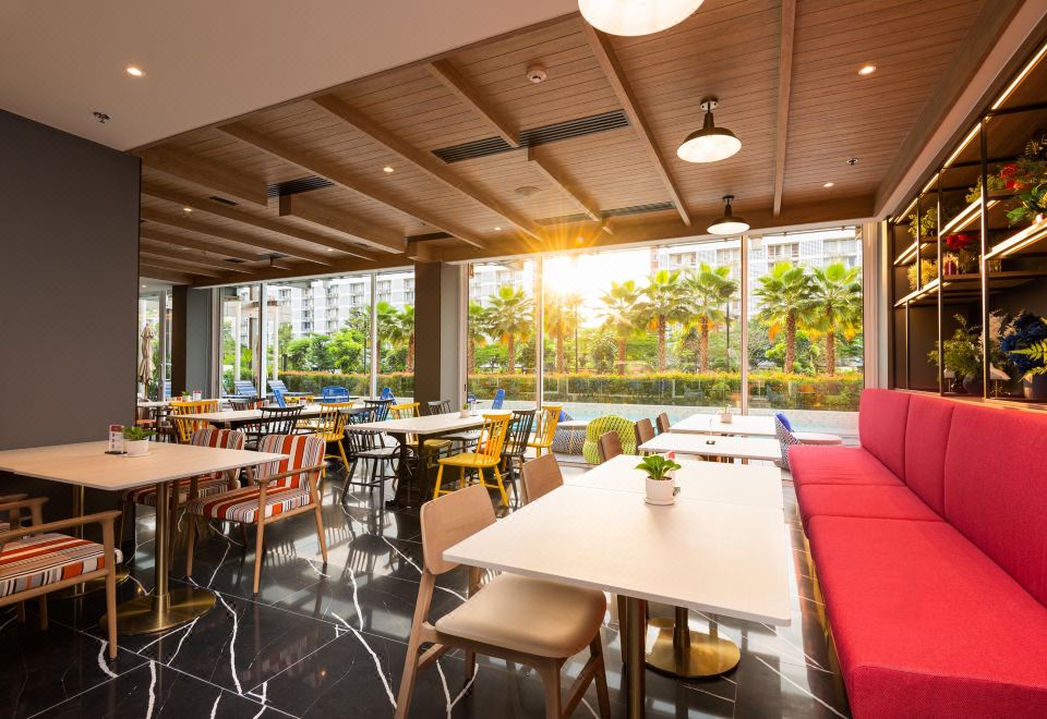 ร้านอาหาร Coffee & Crumble Eatery ใน Maitria Hotel Rama 9 บรรยากาศสบาย
