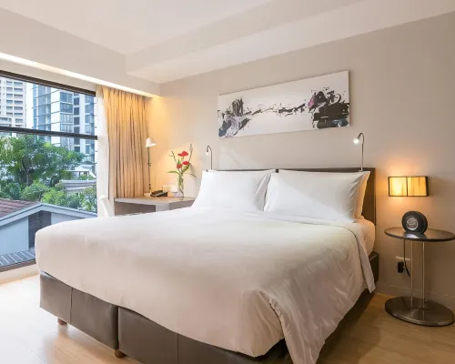 Studio room at Maitria Hotel Sukhumvit 18 Bangkok with seating area and city views