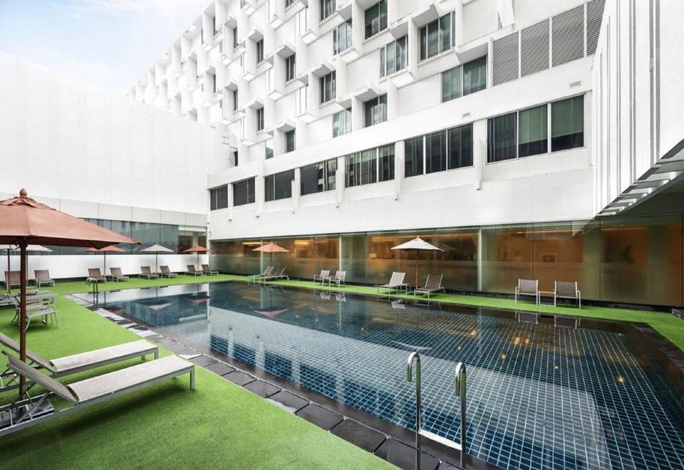 สระว่ายน้ำกลางแจ้งของ Mandarin Hotel Bangkok Centre Point ท่ามกลางสวนร่มรื่น