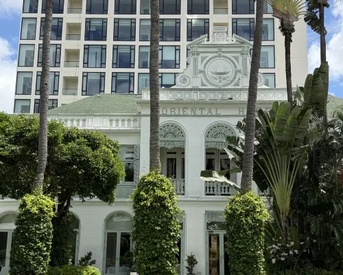 วิวแม่น้ำเจ้าพระยาจาก Mandarin Oriental Bangkok ยามเย็น เรือผ่านหน้าโรงแรม