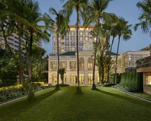 อาคารและสวนริมน้ำของ Mandarin Oriental Bangkok ย่านบางรัก