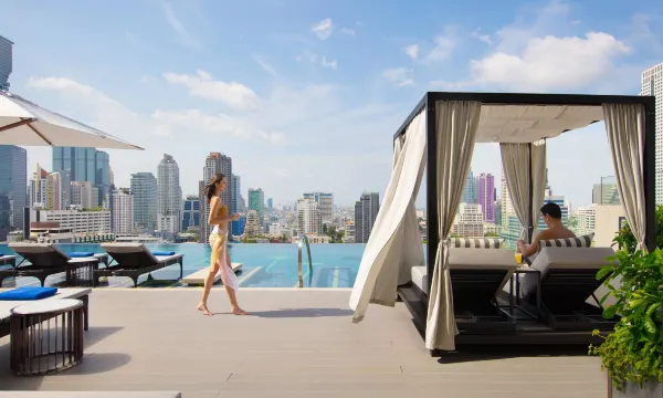 Bangkok Marriott The Surawongse outdoor infinity pool with Bangkok skyline views