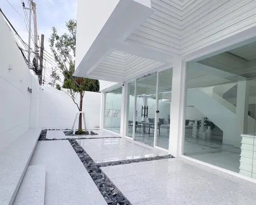ห้องน้ำรวมสะอาดของ Matini Hostel Grandstation ย่านบางซื่อ กรุงเทพฯ