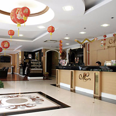 ห้องพักมาตรฐาน Metro Point Bangkok Hotel เตียงกว้างและเฟอร์นิเจอร์ครบ