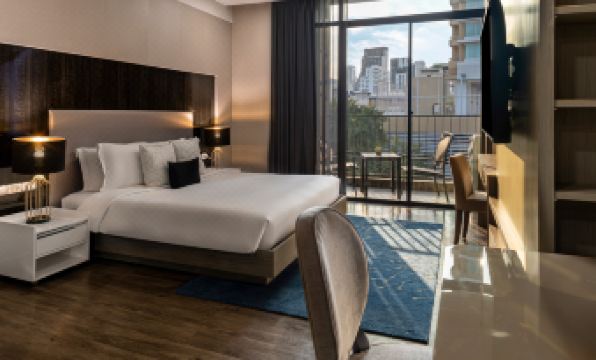 ห้องพักสไตล์อพาร์ตเมนต์ของ Metropolis Suites Bangkok มีครัวเล็กและพื้นที่นั่งเล่น