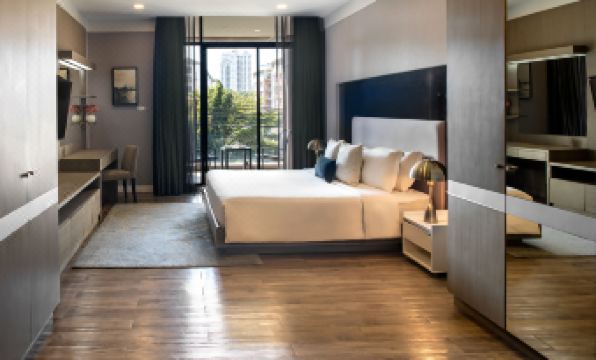 สระว่ายน้ำกลางแจ้งของ Metropolis Suites Bangkok ซอยสุขุมวิท 39