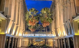 Outdoor swimming pool at Bangkok Midtown Hotel, a quiet retreat in the Ratchathewi neighbourhood