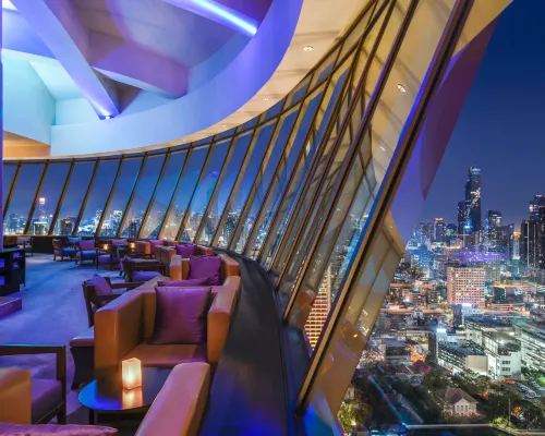 สระว่ายน้ำอินฟินิตี้ของ Millennium Hilton Bangkok มองออกไปเห็นแม่น้ำเจ้าพระยา