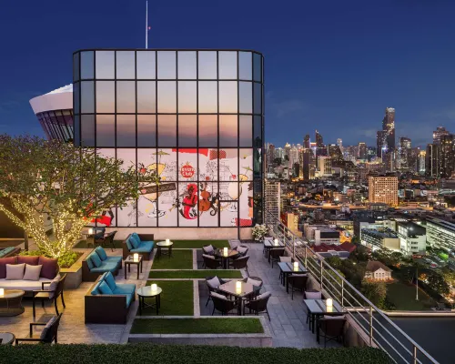 Three Sixty Rooftop Bar ชั้น 32 ของ Millennium Hilton Bangkok ยามค่ำคืน