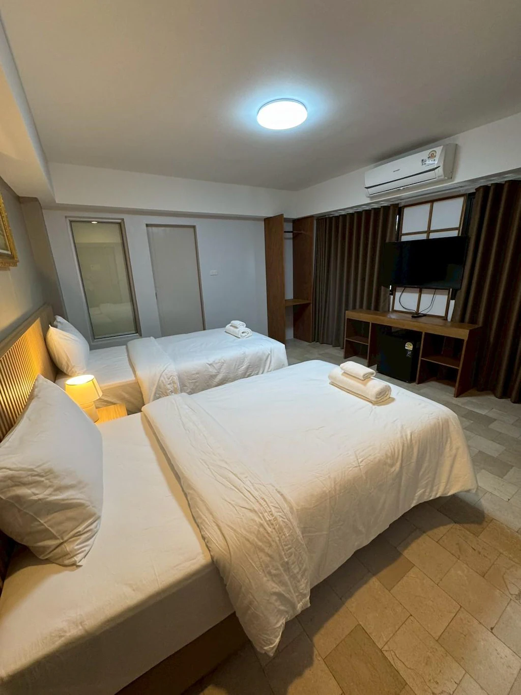 ห้องพักพร้อมระเบียง Deluxe Corner King Room โรงแรมมิสโซนิญ่า ถ.งามวงศ์วาน กรุงเทพฯ