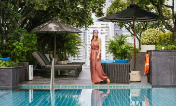 สระว่ายน้ำอินฟินิตี้ดาดฟ้าของ MUU Bangkok วิวเมืองย่านทองหล่อ