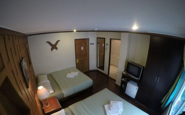 สวนเขตร้อนและพื้นที่พักผ่อนของ New Road Guest House กรุงเทพฯ บรรยากาศร่มรื่นกลางแจ้ง
