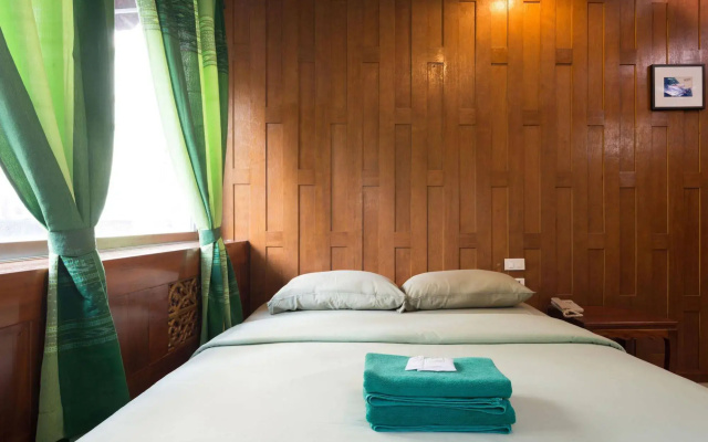 บาร์และพื้นที่ส่วนกลาง New Road Guest House กรุงเทพฯ บรรยากาศอบอุ่นสังสรรค์