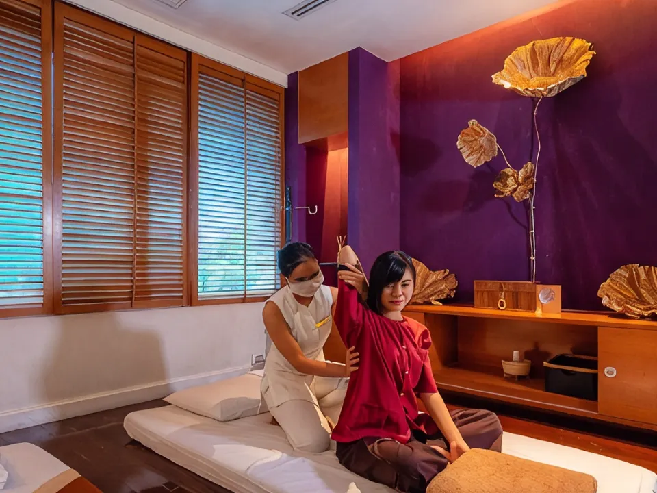 สระว่ายน้ำดาดฟ้าพร้อม Jacuzzi ของ Night Hotel Bangkok Sukhumvit 15
