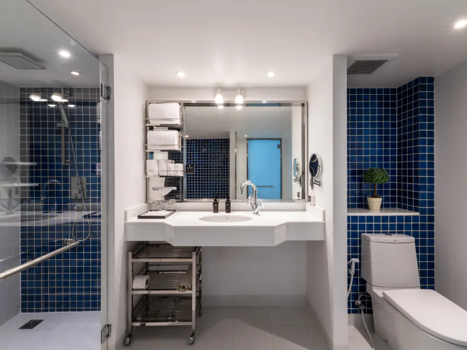 ห้องพักดีไซน์โทนมืด Blue accent lighting ของ Night Hotel Bangkok