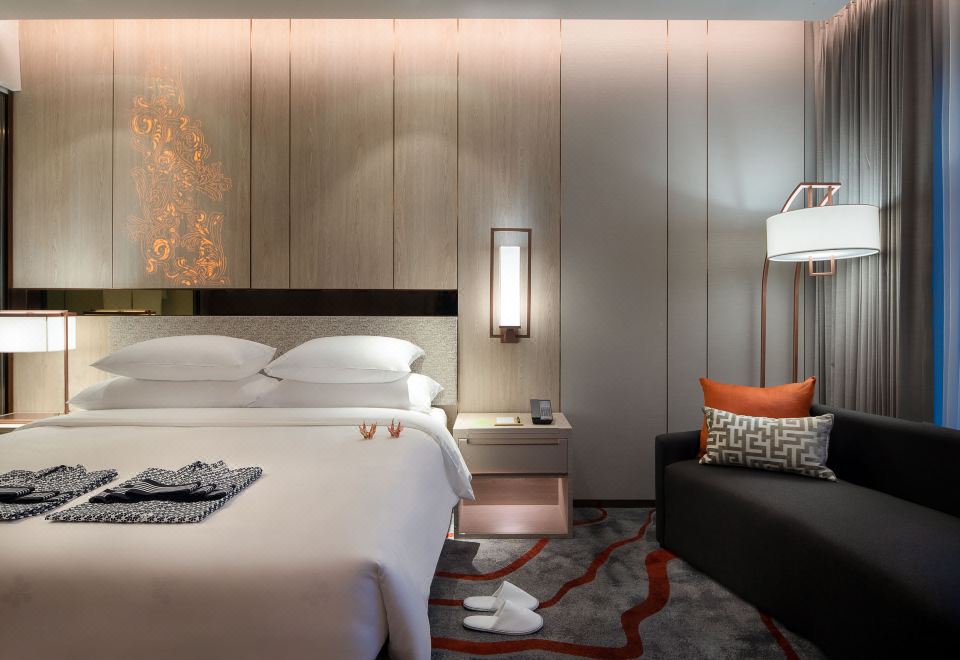 Superior King room at Hotel Nikko Bangkok with Japanese-style furnishings and city view