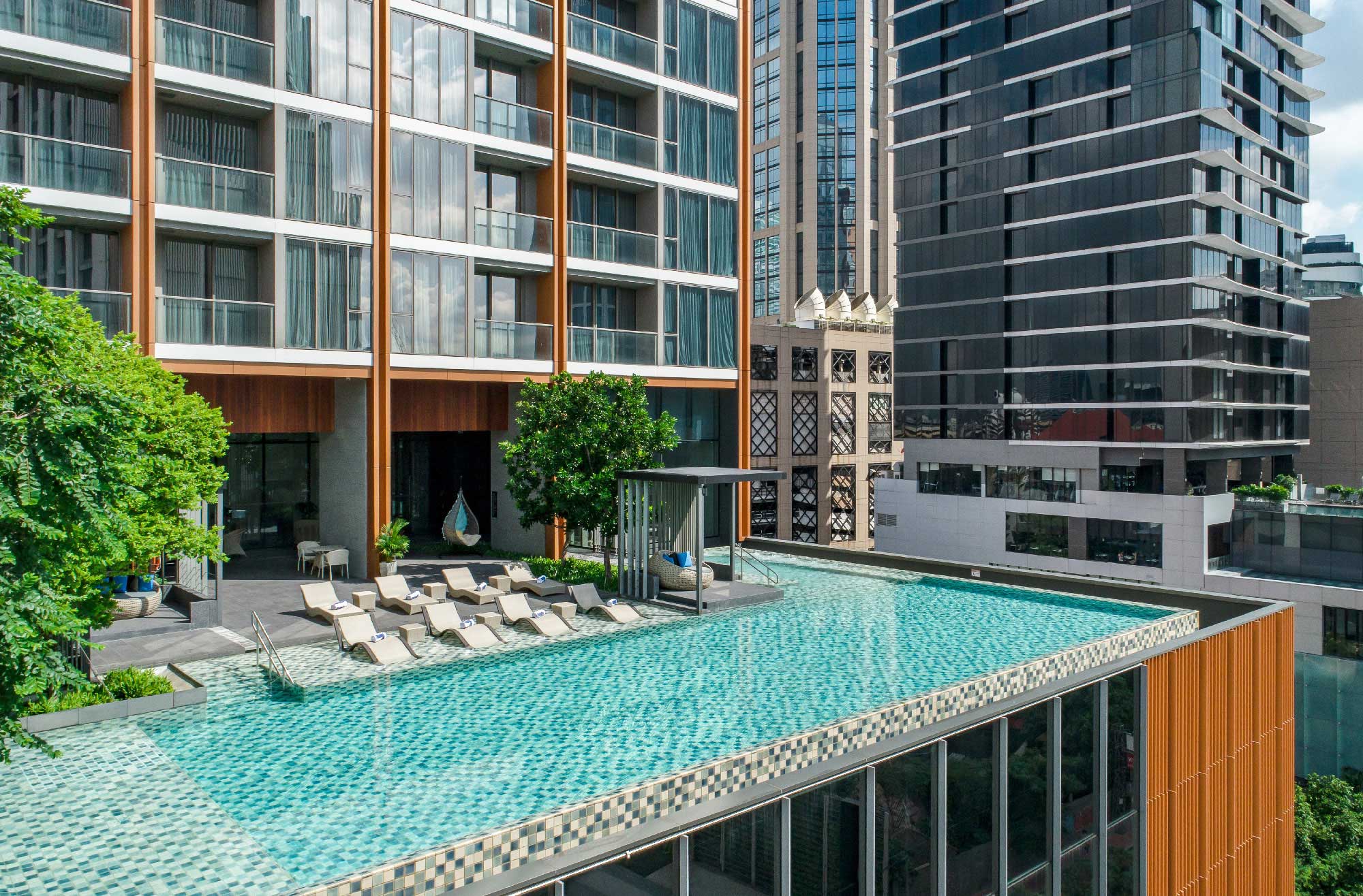Infinity Pool บนดาดฟ้า Oakwood Suites Bangkok น้ำเกลือ มองเห็นวิวเมืองกรุงเทพ