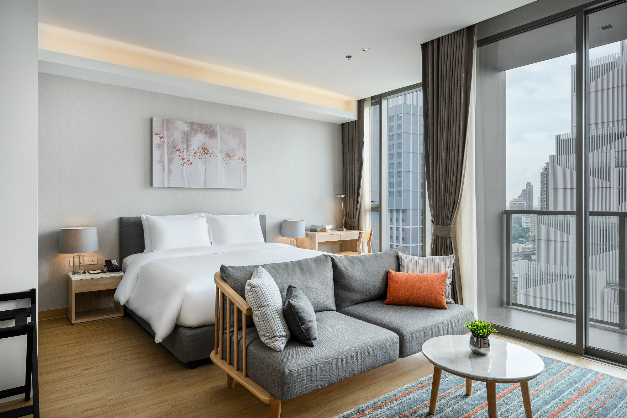 ห้อง Studio Deluxe ของ Oakwood Suites Bangkok ครัวครบ พร้อมเครื่องซักผ้าในห้อง