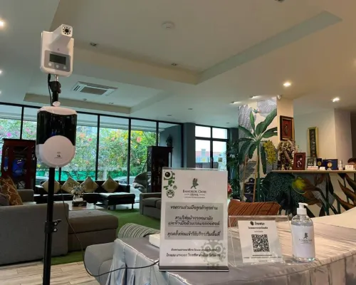 บรรยากาศลานสวนพร้อมไฟส่องสวยยามค่ำ Bangkok Oasis Hotel กรุงเทพ