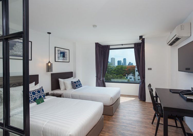 Superior Twin room with dark wood accents and crisp white bedding