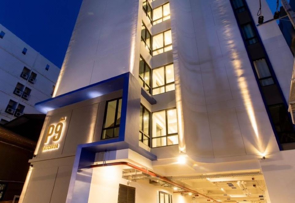 ห้องพักของ P9 Ratchada Hotel สะอาดสดใหม่ พร้อมบัลโคนีส่วนตัวและเตียงคิงไซส์