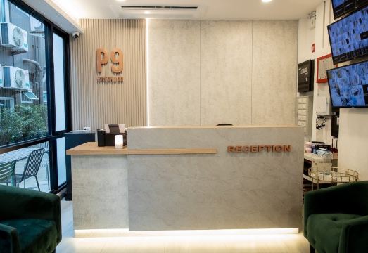 บริเวณล็อบบี้ต้อนรับของ P9 Ratchada Hotel โทนสีสว่างสะอาดตา
