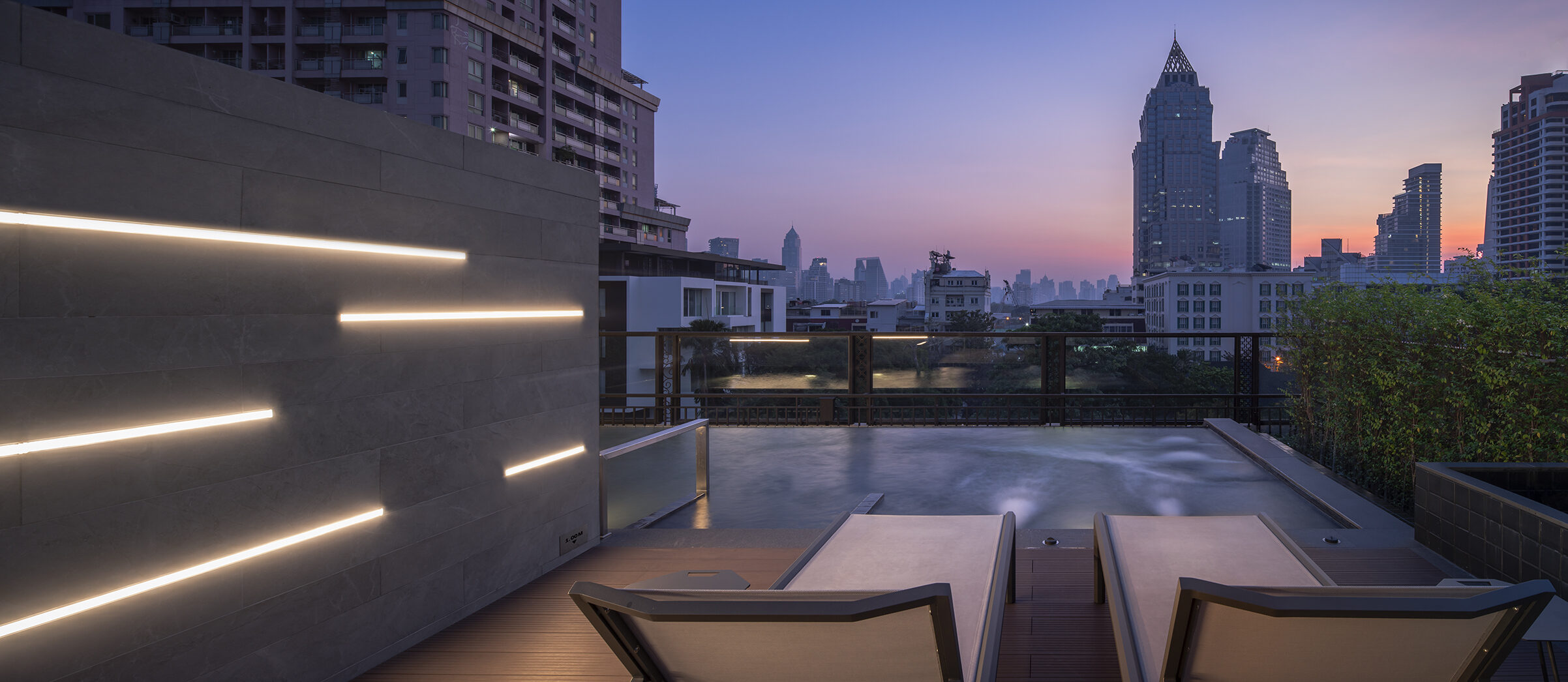 สระว่ายน้ำอินฟินิตีดาดฟ้า PASSA Hotel Bangkok พร้อมวิวเส้นขอบฟ้ากรุงเทพ