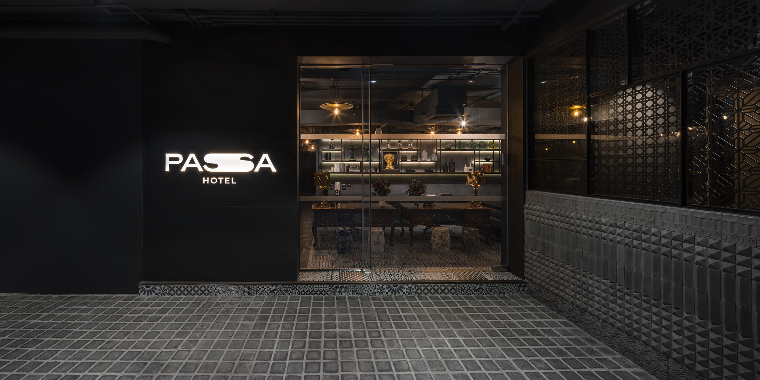 ล็อบบี้ PASSA Hotel Bangkok ตกแต่งด้วยโมเสกและงานศิลป์เฉพาะตัว