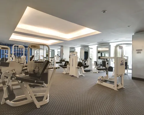สระว่ายน้ำกลางแจ้งชั้น 8 ของ Pathumwan Princess Hotel กรุงเทพ น้ำเกลือ 25 เมตร เปิด 06.00-22.00 น.