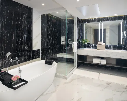 ห้องพักมาตรฐาน Grand Deluxe ของ Pathumwan Princess Hotel กรุงเทพ ตกแต่งสไตล์ร่วมสมัย วิวเมืองปทุมวัน