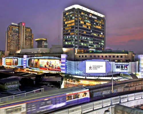 ด้านหน้าอาคาร Pathumwan Princess Hotel กรุงเทพ ติดถนนพญาไท เชื่อม MBK Center ผ่านสกายบริดจ์