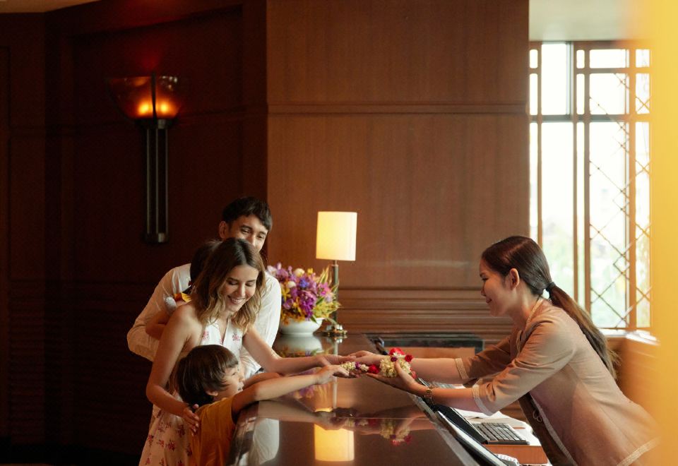 ห้องพักของ The Peninsula Bangkok มองออกไปเห็นแม่น้ำเจ้าพระยาผ่านหน้าต่างบานใหญ่