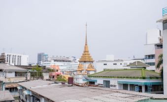 มุมนั่งเล่นชั้นล่าง Pho Place เก้าอี้ไม้และสถานี coffee/tea ฟรี