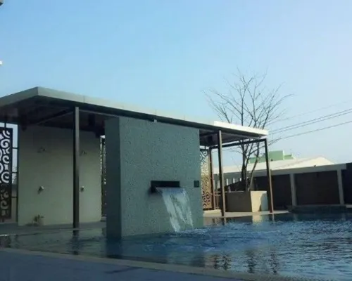 สระว่ายน้ำน้ำเกลือกลางแจ้งของ The Plimplace Hotel ยามเย็น