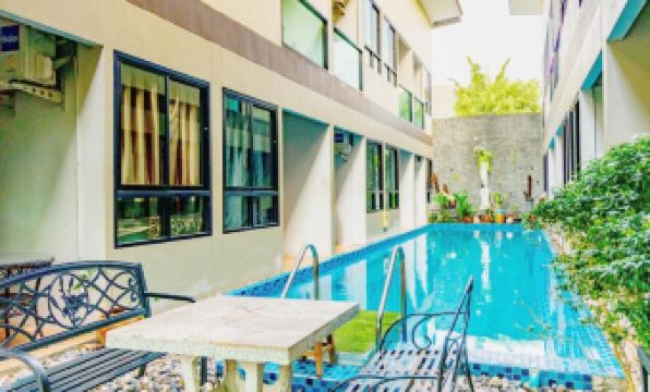 ห้องพักมาตรฐานของ The Pool Resort Bangkok สะอาด มีแอร์ และทีวีจอแบน