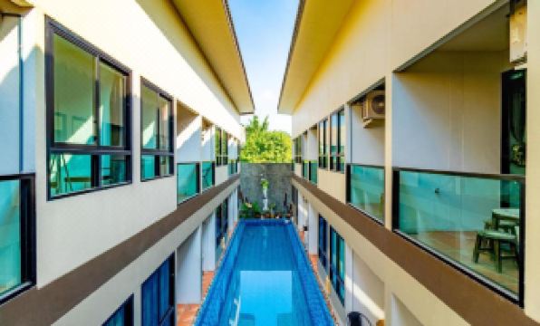 ระเบียงนั่งเล่นและมุมพักผ่อนกลางแจ้งของ The Pool Resort Bangkok
