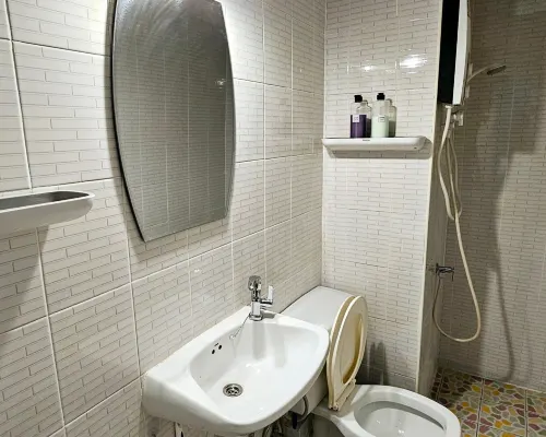 Room at IMPACT Muang Thong Thani Service Condo (Popular Condo T8) with kitchenette and fridge