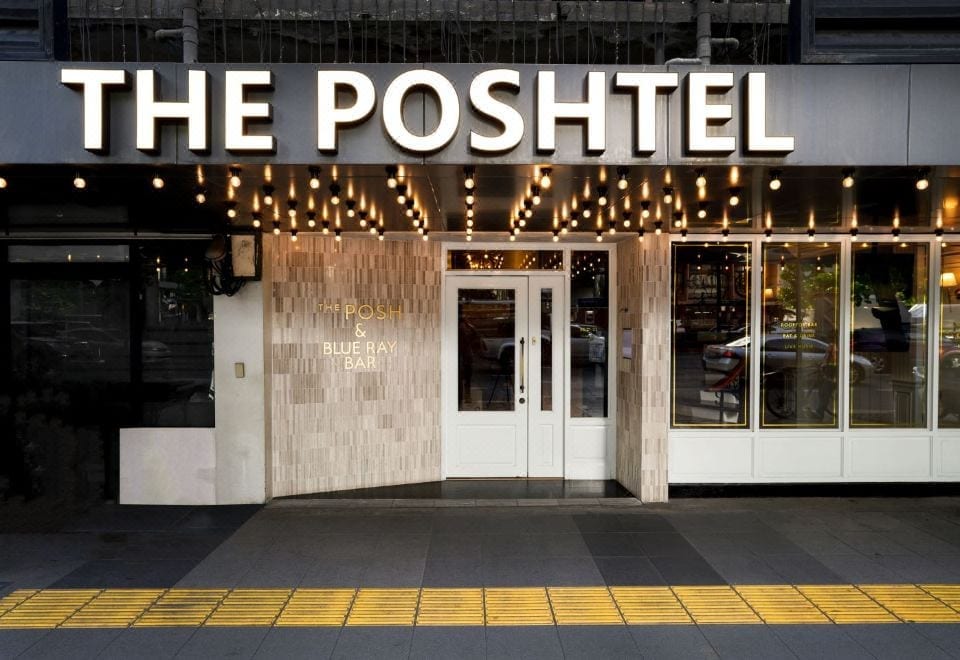 ห้องพักส่วนตัวของ The Posh Phayathai โทนสว่างสะอาดตา เตียงผ้าปูสีขาวพร้อมหมอนนุ่ม