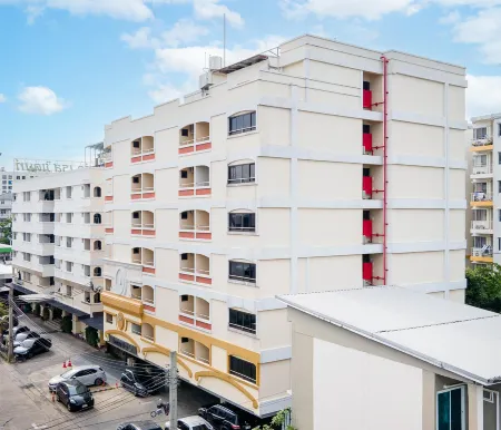 สระว่ายน้ำกลางแจ้งของ P-Park Hotel Bangkok บรรยากาศร่มรื่น