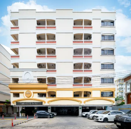 ห้องพัก Superior ของ P-Park Hotel Bangkok โทนสีอบอุ่น เตียงสะอาด