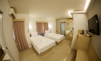 สระว่ายน้ำของ Prom Ratchada Hotel ในย่านรัชดาภิเษก กรุงเทพ