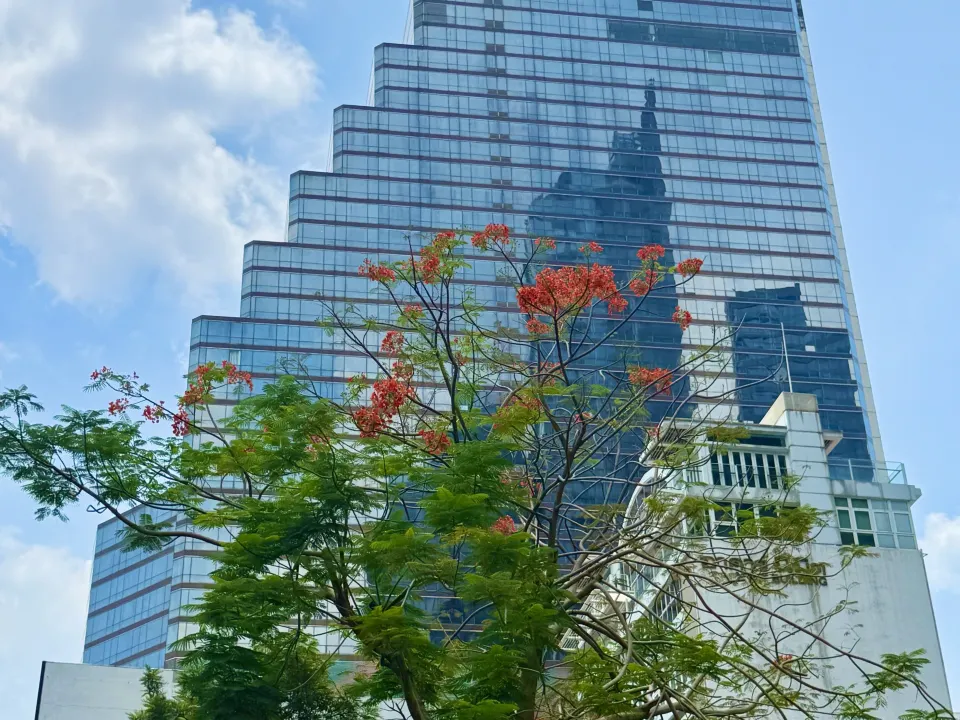 Scarlett Wine Bar & Restaurant ชั้น 37 ของ Pullman Bangkok Hotel G วิว Bangkok Skyline