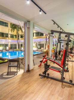 Pool and garden area at Qiu Hotel Sukhumvit, Sukhumvit Soi 79