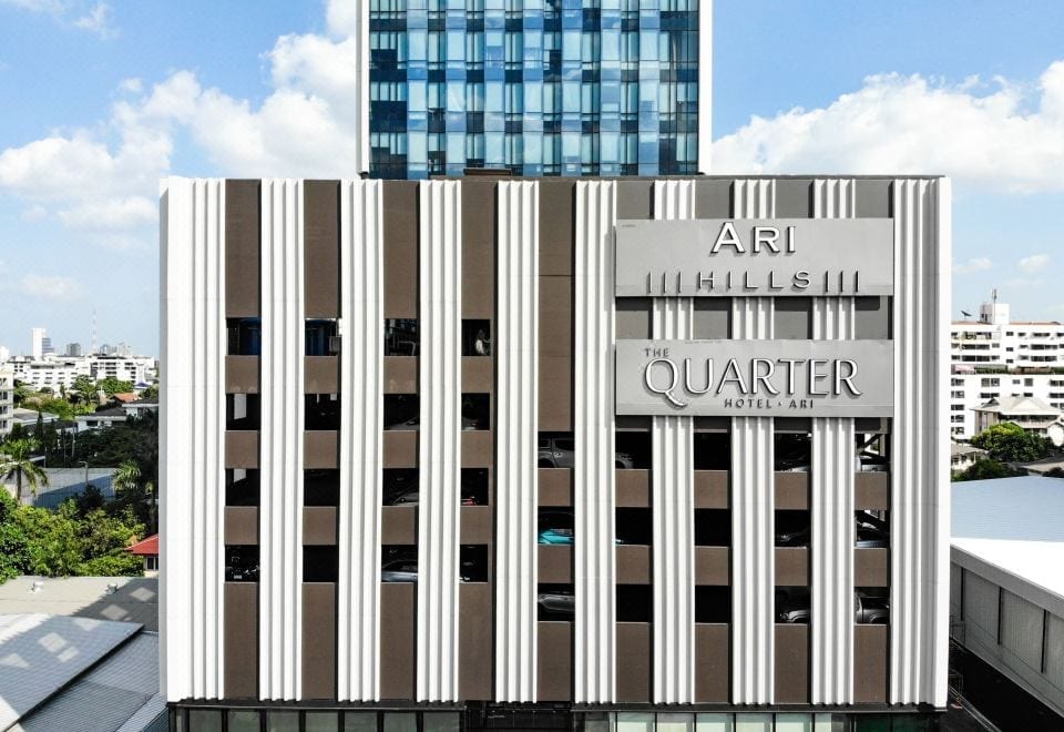 ห้องพัก The Quarter Ari by UHG โทนอบอุ่นพร้อมหน้าต่างบานใหญ่มองวิวเมืองกรุงเทพจากชั้นสูง