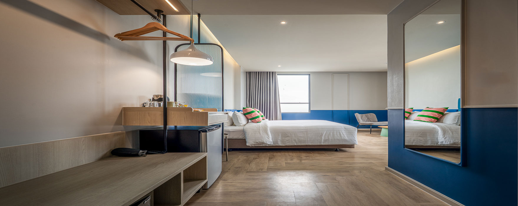 ห้องพักโรงแรม The Quarter Ramkhamhaeng by UHG ออกแบบร่วมสมัย เตียงคิงไซส์ หน้าต่างบานใหญ่