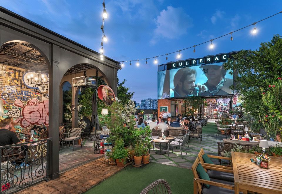ห้องพักของ Quartier by Montraj Sukhumvit ตกแต่งสไตล์ฝรั่งเศสร่วมสมัย โทนสีเป็นกลาง