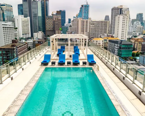 สระว่ายน้ำ rooftop ชั้น 12 Radisson Hotel Chateau de Bangkok วิวสกายไลน์กรุงเทพ