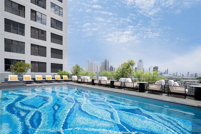 สระว่ายน้ำกลางแจ้งชั้นบนของ Ramada Plaza Sukhumvit 48 พร้อมวิวเมืองกรุงเทพ