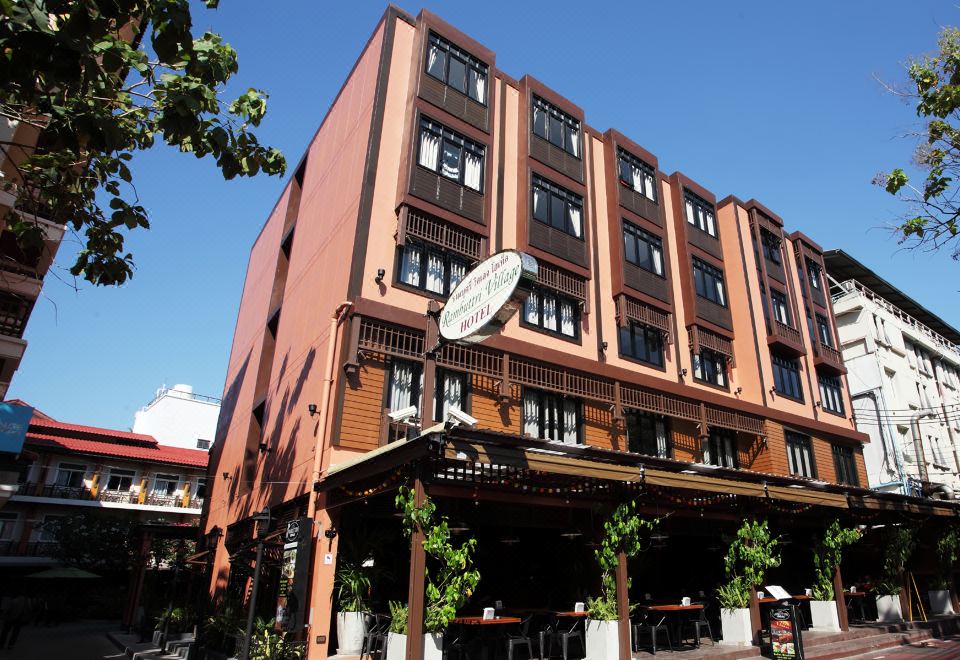 สระว่ายน้ำบนดาดฟ้าของ Rambuttri Village Inn & Plaza ซอยรามบุตรี บางลำพู กรุงเทพ